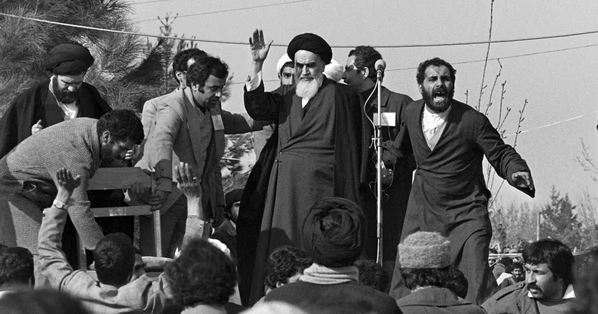 الخميني يصل إلى طهران قادماً من منفاه الباريسي في الأول من شباط (فبراير) 1979