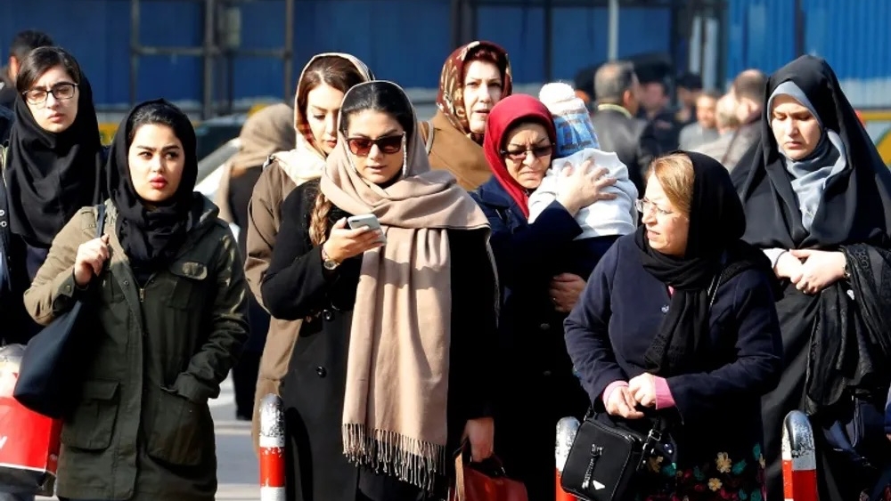 المرأة العاملة الثائرة في إيران جديرة بأن تكون في مكانة رفيعة مرموقة كريمة