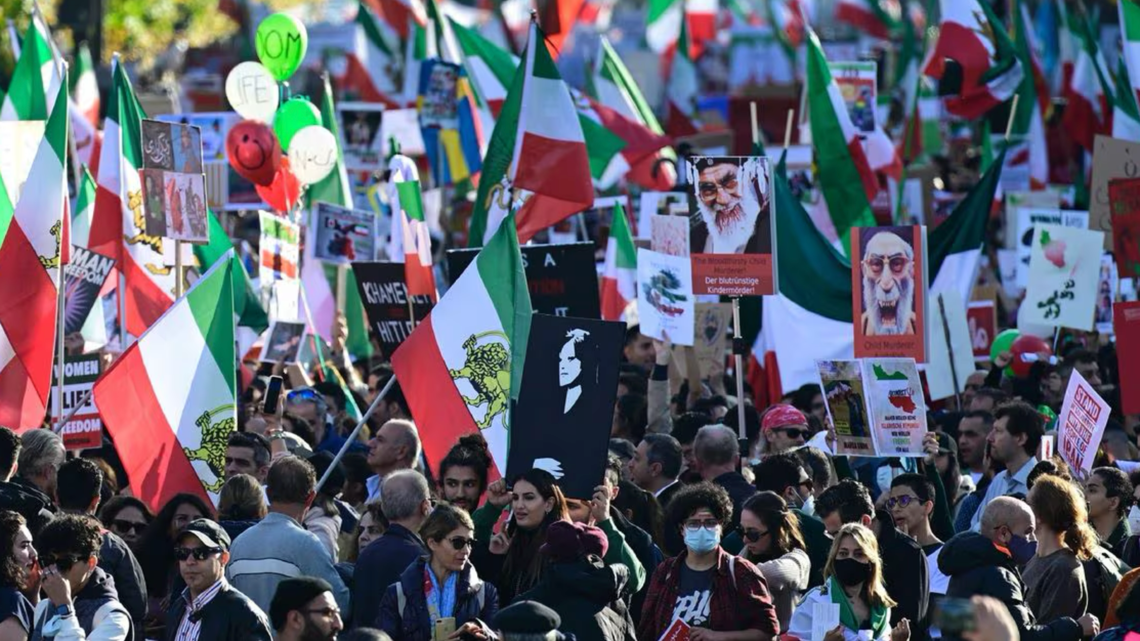 التجمع العالمي لإيران الحرة یوم 29 حزيران (یونیو) مترافقاً مع الاحتجاجات الضخمة للإيرانيين في برلين يعكس صدى صرخة إيران الأسيرة
