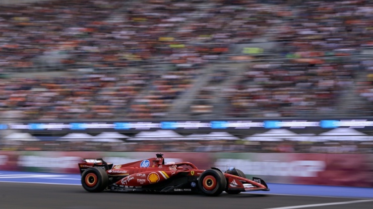 شارل لوكلير من موناكو في سيارة فيراري خلال تجارب جائزة مكسيكو سيتي الكبرى ضمن بطولة العالم للفورمولا واحد. المكسيك، في 25 تشرين الأول/أكتوبر 2024