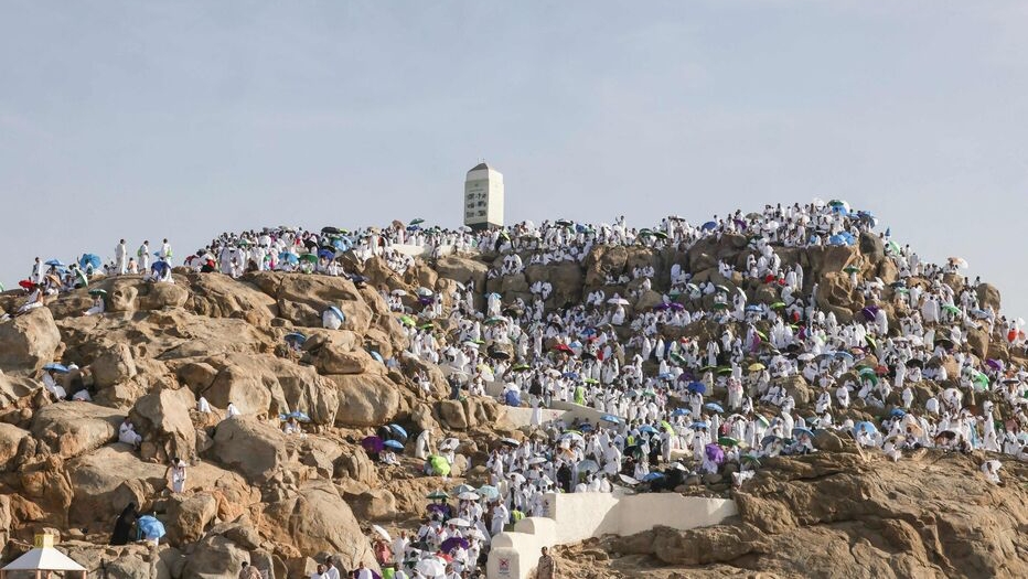 الحجّاج على جبل عرفات لأداء الركن الأعظم للحج وسط درجات حرارة مرتفعة