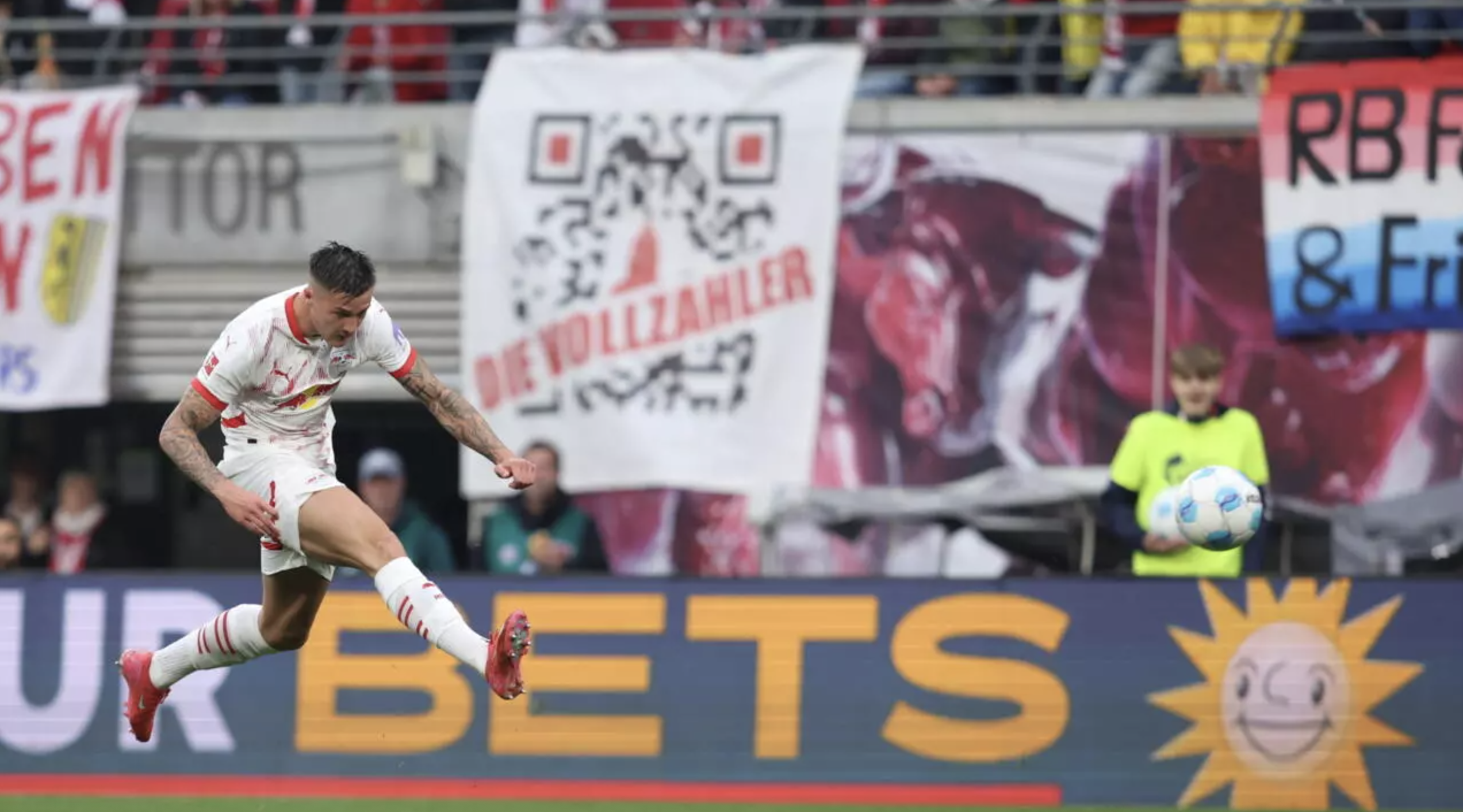 السلوفيني بنجامين شيشكو مهاجم لايبزيغ يسجل هدف الافتتاح أمام بايرن ميونيخ في لايبزيغ شرق ألمانيا في 3 أيار/مايو 2025