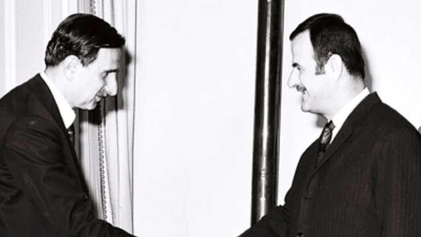 حافظ الأسد (يمين) مصافحاً كمال جنبلاط