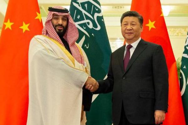 الرئيس الصيني مستقبلا ولي العهد السعودي خلال زيارته الأخيرة