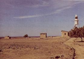 المنارة وبعض المنازل في طنب الكبرى