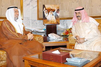 الشيخ ناصر محمد الاحمد الصباح يستقبل وزير العدل وزير شؤون البلدية احمد يعقوب باقر العبدالله(كونا) 