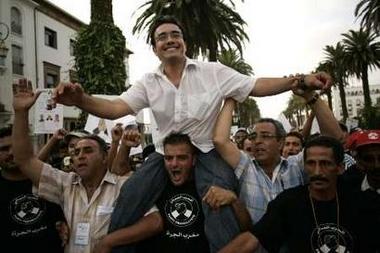 ناخبون يرفعون مرشحهم على الأكتاف في المغرب