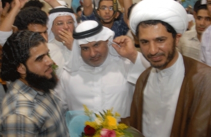زعيم كتل الوفاق الشيعية يهنئ أحد المتهمين