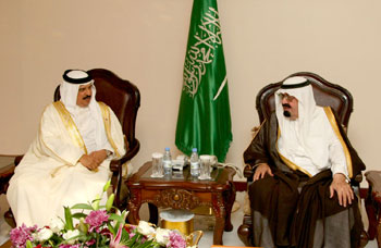 العاهل السعودي وملك البحرين في لقاء سابق