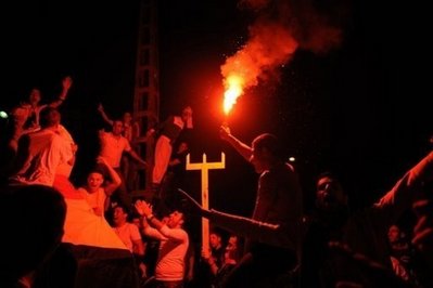 مشجعون جزائريون يشعلون النار في أحد شوارع العاصمة إحتفالاً بالفوز
