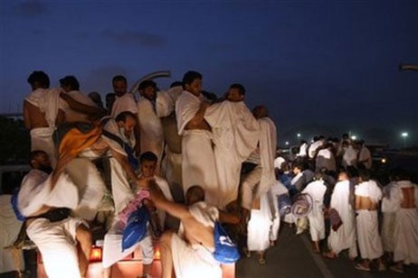 حجاج في طريقهم من جبل عرفات الى مزدلفة