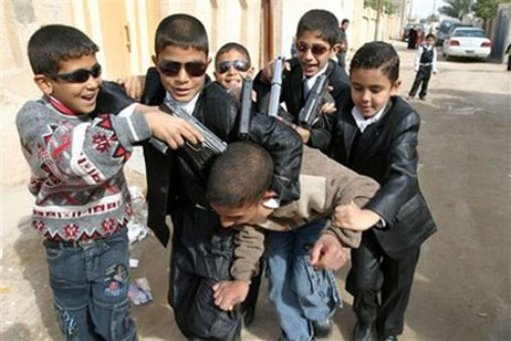 صبية عراقيون في لعبة الحرب خلال احتفالات عيد الاضحى