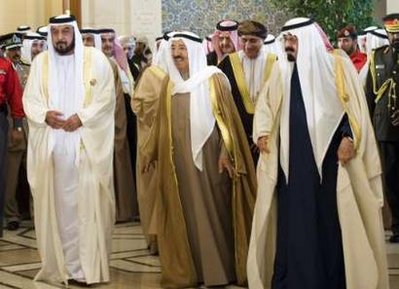 الأمير الكويتي متوسطاً الملك السعودي والشيخ خليفة بن زايد