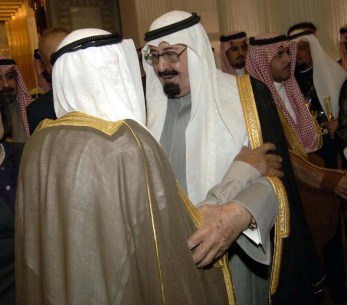 العاهل السعودي يودع أمير الكويت