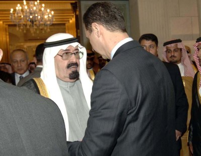 العاهل السعودي يودع الرئيس السوري بعد اختتام القمة المصغرة