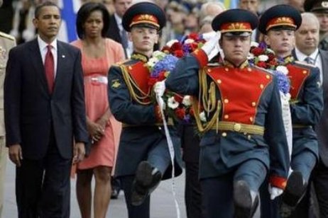 أوباما وزوجته خلال مراسم وضع الزهور على قبر الجندي المجهول 