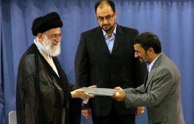 أحمدي نجاد يتلقى شهادة تعلن انه الرئيس الرسمي من خامنئي 