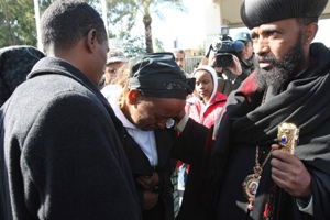 رجال دين إثيوبي يحاول تهدئة امرأة فقدت أحد أقاربها في حادث تحطم الطائرة في بيروت