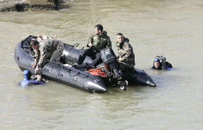 فرق الإنقاذ خلال البحث عن الضحايا والصندوق الاسود للطائرة الاثيوبية قبالة سواحل منطقة خلدة- جنوب بيروت