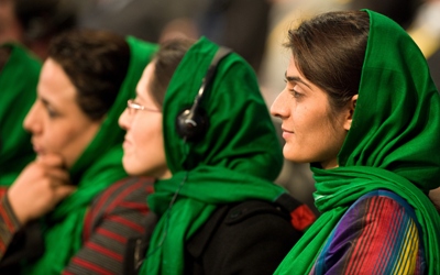 أعضاء في الوفد الأفغاني يستمعن إلى البيان الختامي. أ ف ب