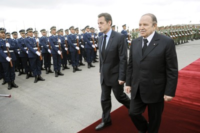 الرئيس الجزائري عبد العزيز بوتفليقة ونظيره الفرنسي نيكولا ساركوزي في الجزائر بزيارة رسمية تهدف لتحقيق المصالحة بين البلدين في 05 ديسمبر 2007 