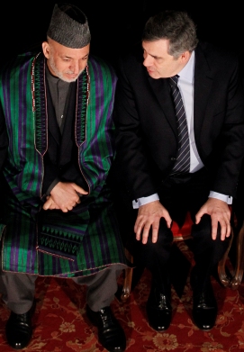 الرئيس الأفغاني ورئيس الوزراء البريطاني في صورة في بداية مؤتمر أفغانستان. أ ف ب