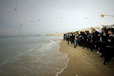طلاب يرمون الزهور على شاطىء خلدة جنوب بيروت مكان سقوط الطائرة