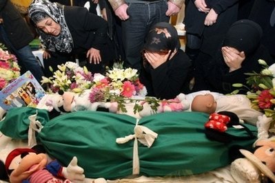 أقارب الطفة جوليا الحاج يبكونها خلال جنازتها أمس