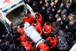 الصليب الأحمر يقوم بنقل جثث الضحايا إلى مستشفى رفيق الحريري الجامعي في بيروت