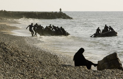 امرأة لبنانية تنتظر على الشاطئ لمعرفة الجديد في عمليات التفتيش