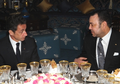 الرئيس الفرنسي يستمع الى الملك المغربي خلال مأدبة عشاء في مراكش في 27 ديسمبر 2009