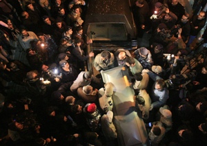 مشيعون لبنانيون يحملون نعش أحد ضحايا الطائرة الإثيوبية في سيارة إسعاف