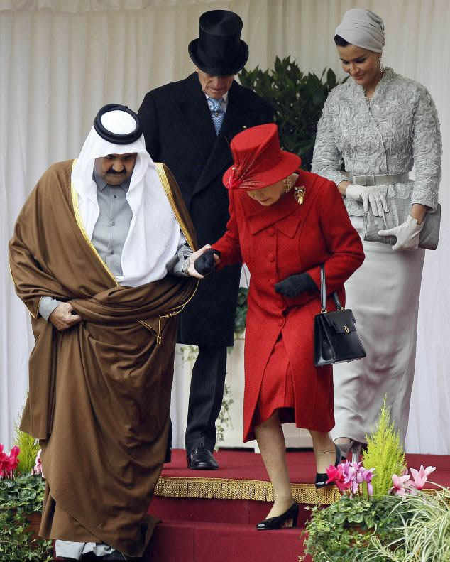 حمد بن خليفة آل ثاني يساعد إليزابيث الثانية على نزول عدة درجات