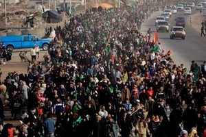 حشود من العراقيين متوجهة إلى كربلاء