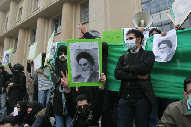 أنصار المعارضة الايرانية يحملون صور الخميني في 13 ديسمبر 2009. أ ف ب