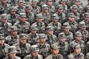 جنود في الجيش الصيني أثناء تدريب في أقليم انهوي يوم الأحد. رويترز