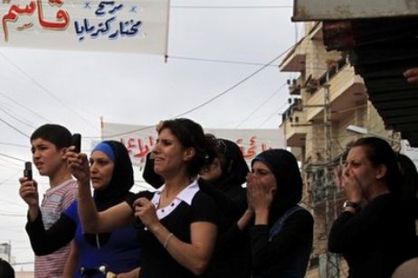 لبنانيات يلتقطن صوراً للمصري محمد مسلم في كترمايا