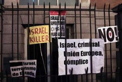 لافتات تندد باسرائيل قرب السفارة الاسرائيلية في مدريد