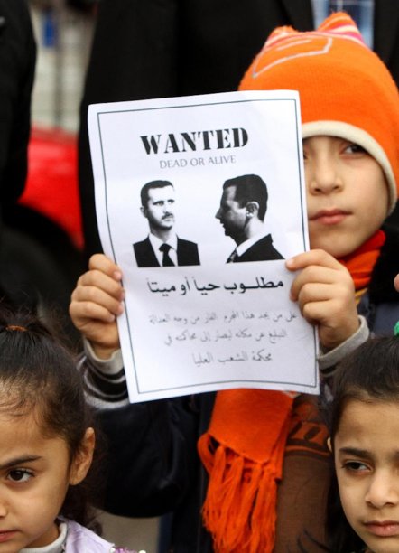 أبناء الأكراد السوريين يتظاهرون أمام مكاتب الجامعة العربية في العاصمة اللبنانية بيروت يوم 25 كانون الأول (ديسمبر) 2011 معا