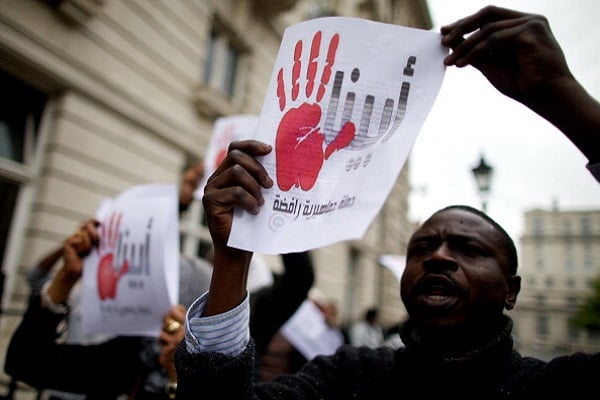 تظاهرات أمام السفارة السودانية في لندن احتجاجا على عمليات القتل