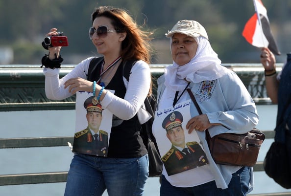 مصريتان تحملان صور الفريق أول عبدالفتاح السيسي