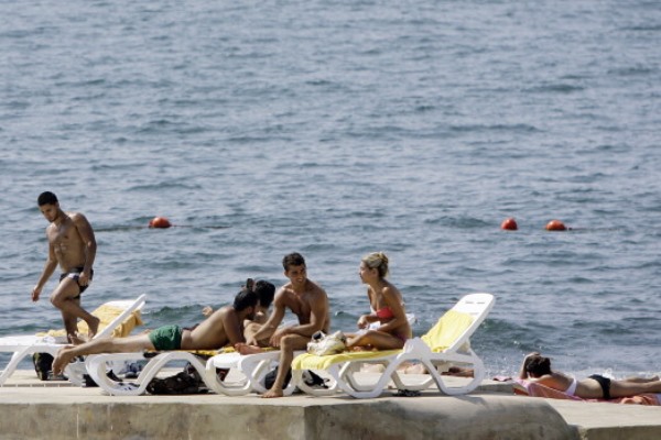 لبنانيات يستمتعن بأشعة الشمس على الشاطئ