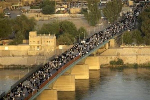 الآلاف يعبرون جسر الائمة إلى الكاظمية