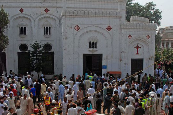 مسيحيون باكستانيون متجمهرون أمام كنيسة بيشاور التي استهدفتها يد الإرهاب أخيرًا