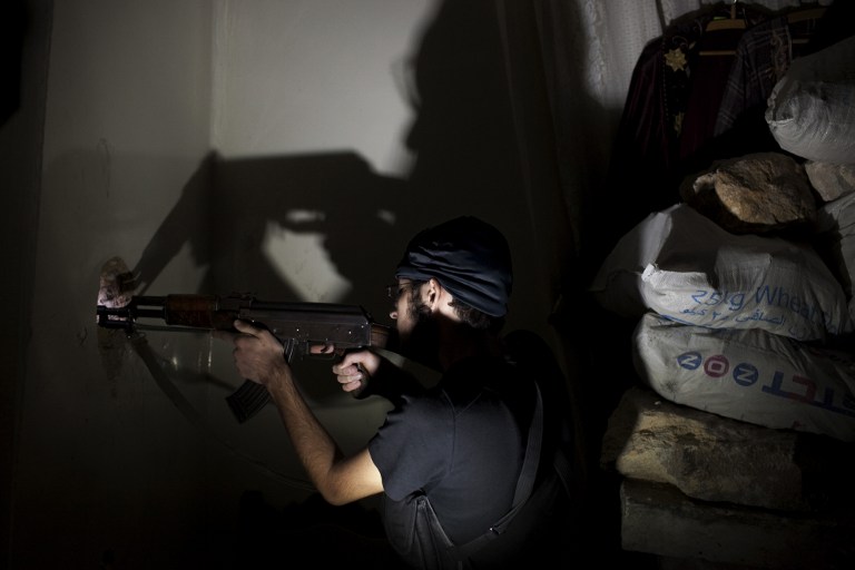 مقاتل من الجيش السوري الحرّ في حلب