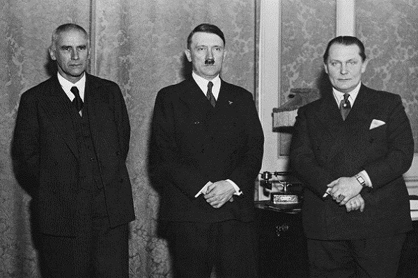 أدولف هتلر الزعيم النازي (في الوسط)
