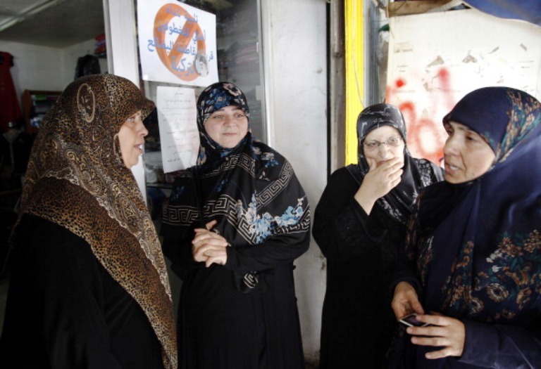 أمهات وزوجات اللبنانيين التسعة المخطوفين ينتظرن عودتهم الى بيروت