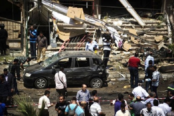 مصريون تجمعوا في موقع تفجير استهدف وزير الداخلية الخميس 5 ايلول/سبتمبر 2013