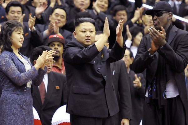 لاعب كرة السلة الأميركي إلى جانب زعيم كوريا الشمالية وزوجته