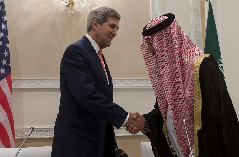 وزير الخارجية السعودي الأمير سعود الفيصل مصافحا جون كيري بعد إنتهاء المؤتمر الصحافي
